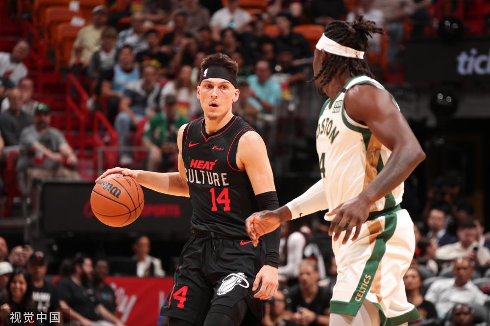 更衣室角斗 更衣室角斗